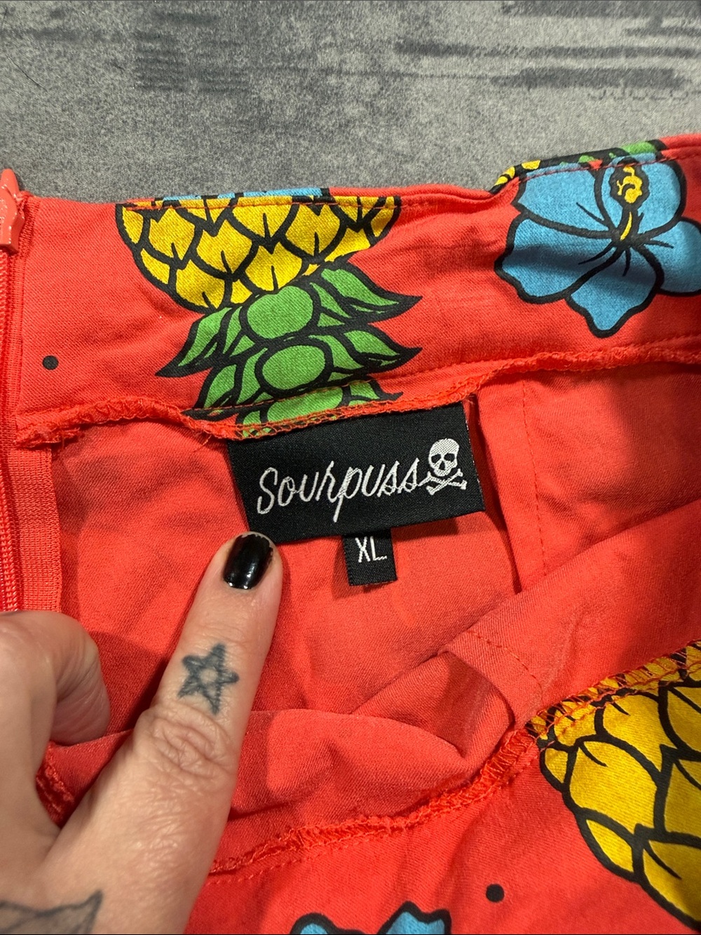 SOURPUSS TIKI PINEAPPLE PRINT SWEETIE PIE SHORTS SZ XL EUC - Picture 2 of 9